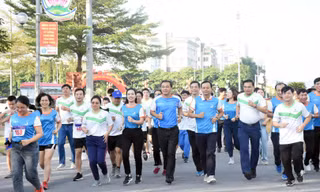 Đại biểu thanh niên Việt - Lào hưởng ứng chặng 7 'Những bước chân vì cộng đồng'