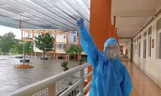 Nữ tình nguyện viên Bùi Mỹ Anh - sinh viên ĐH Y Dược Thái Nguyên vinh dự được đứng vào hàng ngũ của Đảng .