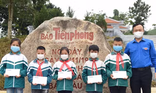 Tuổi trẻ Báo Tiền Phong về nguồn dịp 68 năm ra số đầu tiên