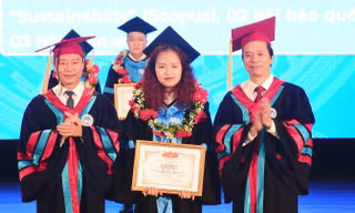 Bốn sinh viên Kinh tế Quốc dân hoàn thành sớm chương trình học, tốt nghiệp với điểm tuyệt đối