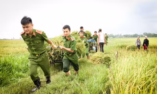 Khoảnh khắc ấm lòng thanh niên công an vượt lũ cứu người, giành giật sự sống