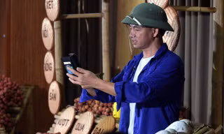 Nghệ sĩ Xuân Bắc đội mũ cối livestream bán vải thiều, 'chốt đơn rào rào'
