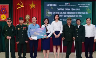 Tặng quà Tết thương bệnh binh, cựu thanh niên xung phong và người yếu thế ở Thanh Hóa