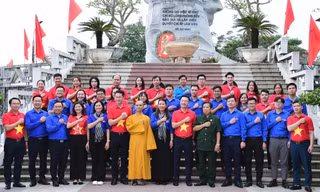 Hành trình Tôi yêu Tổ quốc tôi trao tặng cờ đỏ sao vàng, bản đồ Tự hào một dải non sông tại Hòa Bình