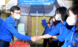 Bí thư thường trực T.Ư Đoàn Bùi Quang Huy thăm, tặng quà tình nguyện viên Tiếp sức mùa thi