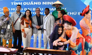 Đại biểu Nghị sĩ trẻ toàn cầu đội nón lá, trải nghiệm đàn bầu trong hành trình khám phá Vịnh Hạ Long