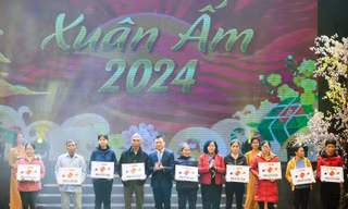 Tặng 20 sổ tiết kiệm và 40 suất học bổng 'Xuân ấm'