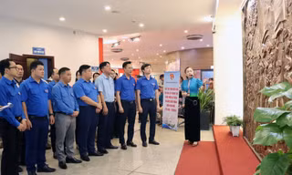 Phù điêu ‘Bài ca chiến thắng’ chạm đồng chào mừng 70 năm Chiến thắng Điện Biên Phủ