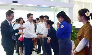 Điểm đặc biệt ở một doanh nghiệp hơn 27.000 lao động người Lào đang làm việc