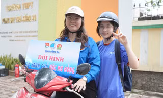 Niềm vui 'ế' khách của xe ôm áo xanh tiếp sức mùa thi