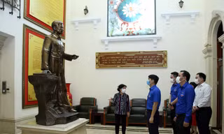 Anh Nguyễn Ngọc Lương và cán bộ Hội tham quan hình ảnh, tư liệu về Đại tướng Nguyễn Chí Thanh. Ảnh: Lâm Đăng Hải
