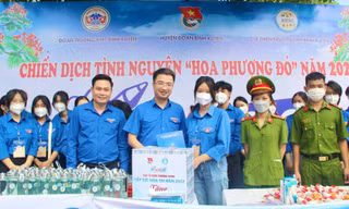 Bí thư T.Ư Đoàn tặng quà đội hình tiếp sức mùa thi Vĩnh Phúc, Ninh Bình