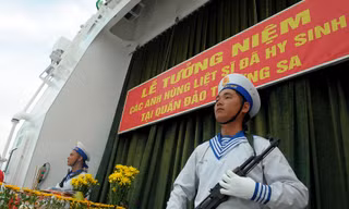 Đoàn Hành trình Tuổi trẻ vì biển đảo quê hương năm 2019 tưởng niệm các anh hùng liệt sỹ đã hy sinh tại quần đảo Trường Sa. Ảnh: Xuân Tùng