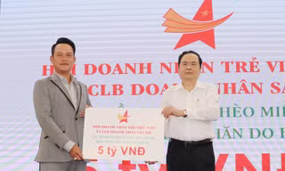 Anh Đặng Hồng Anh trao biển ủng hộ 5 tỉ sẻ chia khó khó khăn với đồng bào miền Trung bão lũ