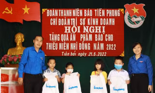 Đoàn Thanh niên Báo Tiền Phong tặng quà thiếu nhi có hoàn cảnh khó khăn