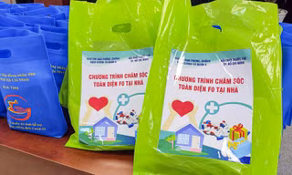 Trao túi thuốc cho F0 tại nhà ở TPHCM