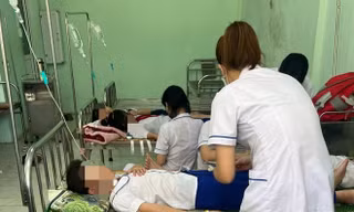 Bỏ đồ chơi vào bình nước uống dùng chung, 23 học sinh ngộ độc
