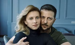 Bộ ảnh vợ chồng Tổng thống Ukraine Zelensky trên tạp chí thời trang gây tranh cãi