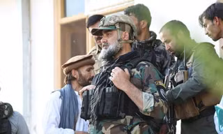 Thống đốc tỉnh Logar - Abdul Rahim Qayumi chiến đấu chống lại Taliban trước khi tỉnh này thất thủ. Ảnh: Twitter