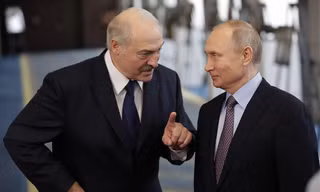 Tổng thống Belarus tặng ông Putin máy kéo nhân dịp sinh nhật 70 tuổi