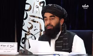 Phát ngôn viên Taliban công bố danh sách chính phủ lâm thời ngày 7/9. Ảnh: BBC