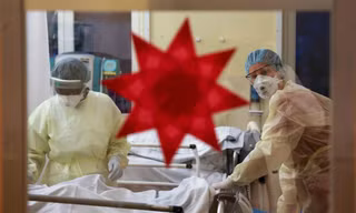 Ngôi sao trang trí Giáng sinh được dán trên cửa phòng chăm sóc đặc biệt (ICU) tại một bệnh viện ở Berlin (Đức) ngày 6/12. Ảnh: Reuters