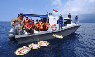 Thả vòng hoa tưởng niệm thủy thủ đoàn tàu KRI Nanggala-402. Ảnh: Reuters