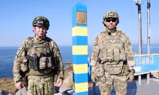 Quân đội Ukraine cắm cột mốc biên giới mới trên Đảo Rắn