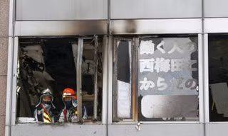 Đám cháy bùng phát ở tầng 4 một toà nhà trung tâm thành phố Osaka. Ảnh: Reuters