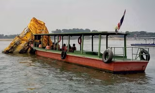 Thái Lan: Bảo tháp 700 năm tuổi lộ ra giữa dòng sông Mê Kông
