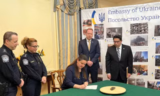 Mỹ trao trả vũ khí cổ cho Ukraine