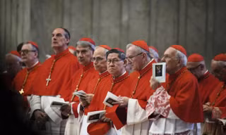 Các hồng y bước vào mật nghị bầu giáo hoàng, thế giới chờ 'làn khói trắng' từ Vatican