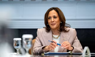Bà Kamala Harris gấp rút tìm 'phó tướng'