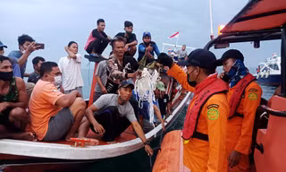 Nhân chứng vụ rơi máy bay Indonesia: Có 2 tiếng nổ, mảnh thi thể nổi trên biển