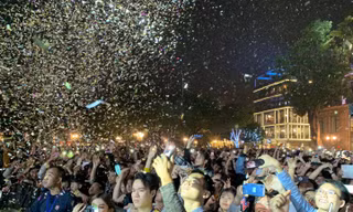 Người dân Thủ đô Hà Nội trong thời khắc chuyển giao năm mới 2020. Ảnh: Như Ý