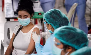 Một phụ nữ tiêm vắc xin ở Bangkok. Ảnh: Reuters