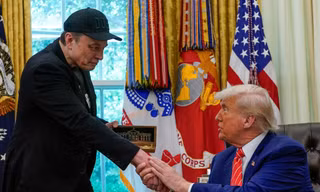 Tổng thống Mỹ Trump tặng tỷ phú Elon Musk chiếc chìa khóa vàng