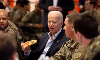 Tổng thống Biden ăn pizza cùng lính Mỹ ở Ba Lan