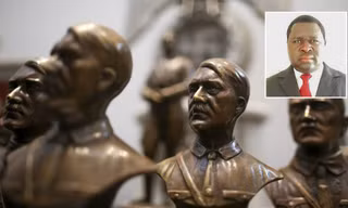 Tượng chân dung trùm phát xít Adolf Hitler (ảnh lớn) và ông Adolf Hitler Uunona (ảnh nhỏ).