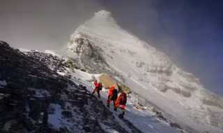 Đỉnh Everest. Ảnh: AP