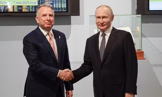 Tổng thống Nga Putin nói chuyện với đặc phái viên Nhà Trắng suốt bốn giờ