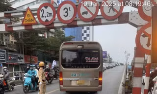 CSGT 'giải cứu' xe khách mắc kẹt trên cầu vượt Tây Sơn