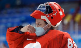 Hy hữu: VĐV khúc côn cầu Nga - Canada phải đeo khẩu trang khi thi đấu tại Olympic