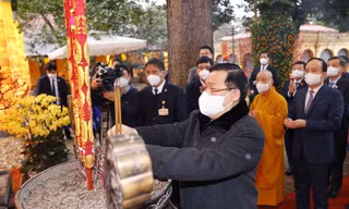 Hình ảnh Chủ tịch Quốc hội dâng hương tại Hoàng thành Thăng Long