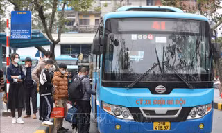 Người dân trở lại thành phố sau Tết, bến xe ở Hà Nội đông đúc