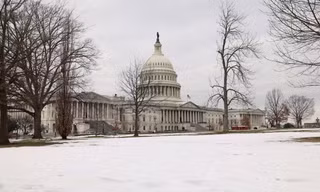 Tuyết phủ kín Đồi Capitol, ông Trump ra quyết định bất ngờ về lễ nhậm chức