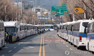 Hàn Quốc: Đóng cửa nhiều con đường, triển khai 14.000 cảnh sát ở Seoul vào ngày tuyên án tổng thống