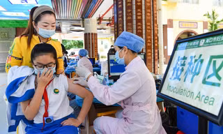 Một học sinh tiểu học ở Hải Nam (Trung Quốc) tiêm vắc xin ngày 26/10. Ảnh: VCG