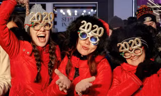 Người dân xếp hàng xem chương trình chào năm mới tại New York. Ảnh: Reuters