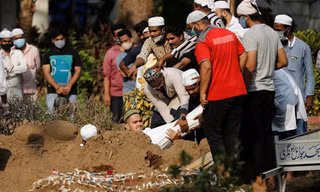 Một bệnh nhân COVID-19 được chôn cất ở Mumbai. Ảnh: Reuters